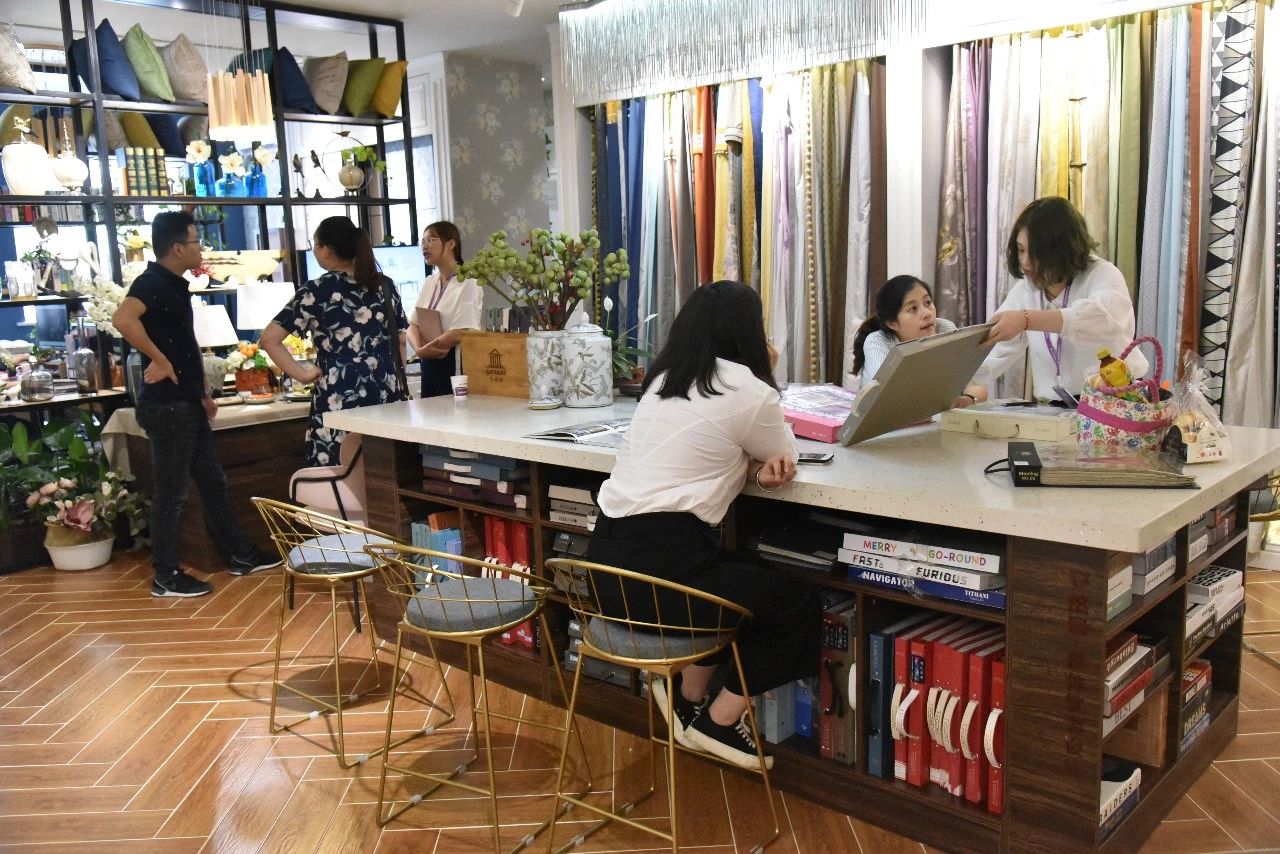 在市場競爭這么激烈的家裝市場 能夠像安然居裝飾這樣屹立15年 并不斷發展壯大的家裝企業 絕對是屈指可數 這是市場對安然居的認可 是業主對安然居的肯定 是行業對安然居的支持